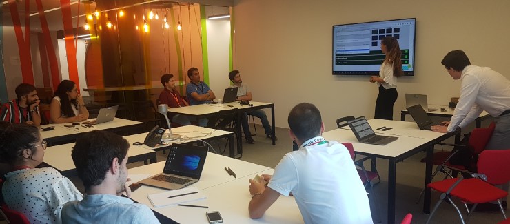 Mariana a apresentar o projeto