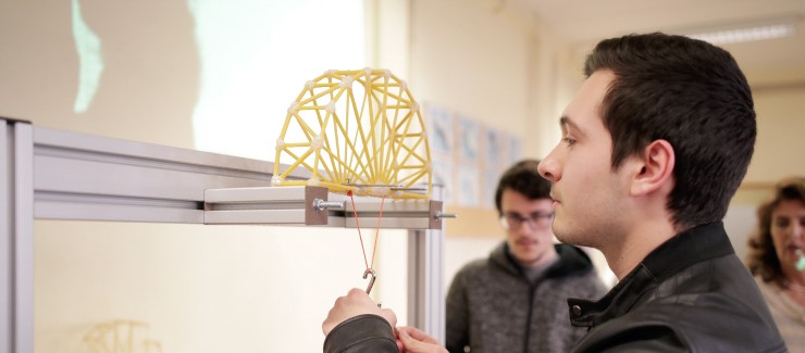 Teste à resistência e criatividade com pontes de esparguete 